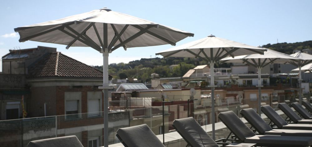 Ibiza parasols alignés sur la terrasse de l hôtel